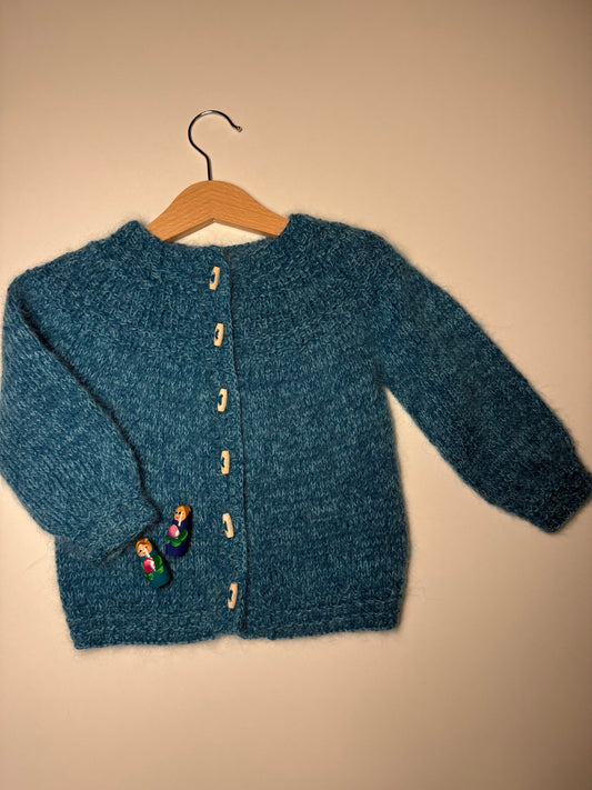 Havtorn Cardigan – håndstrikket til børn (1–1,5 år)